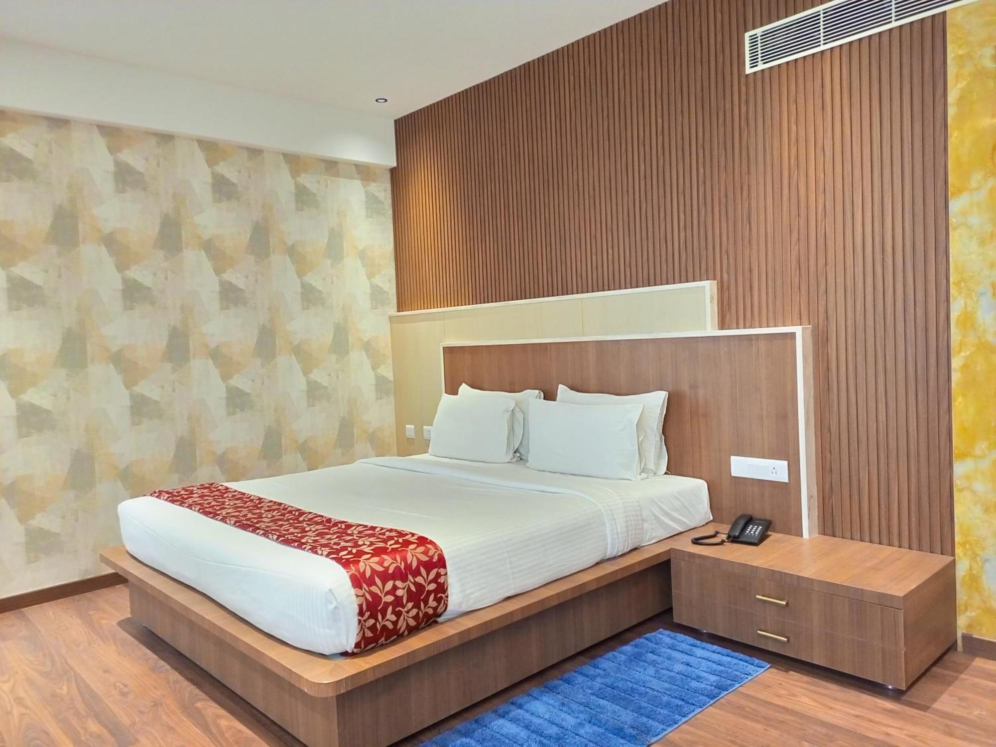 Anukulas Residency - Велор Екстериор снимка
